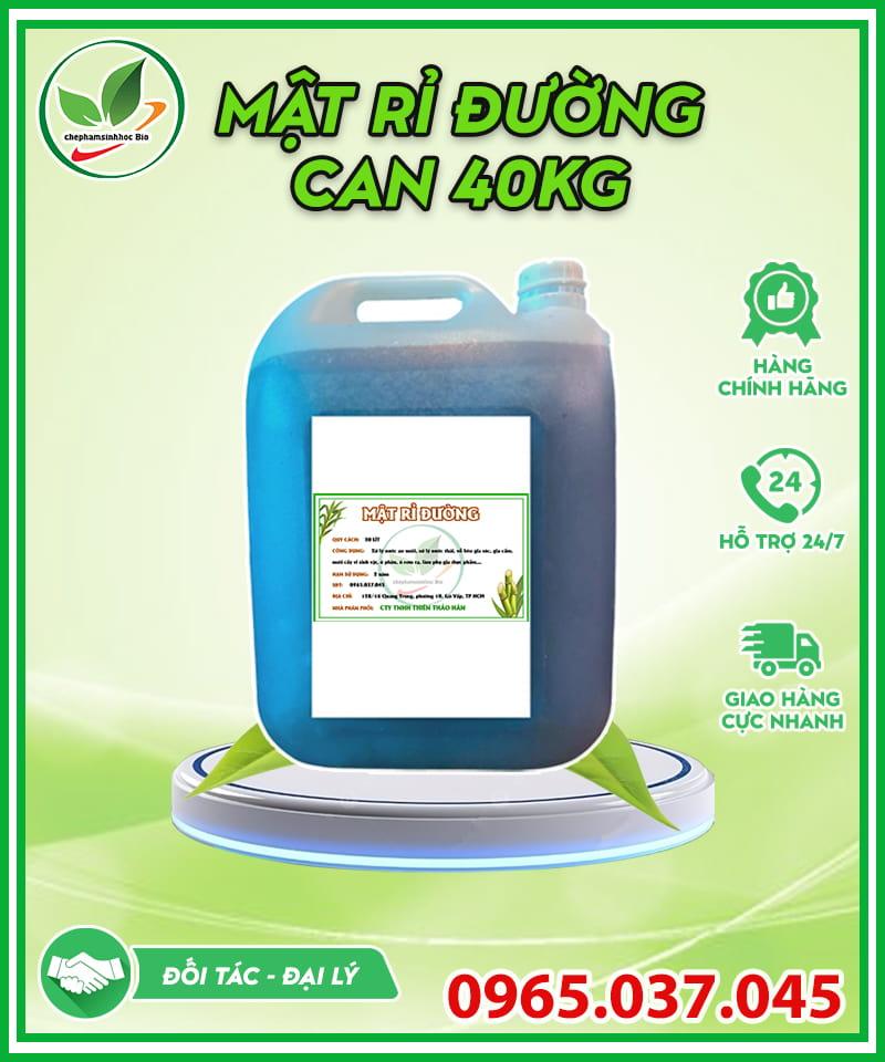 Cây mía tươi cùng ly nước mía, mật rỉ đường và bã mía khô minh họa quá trình chế biến và phụ phẩm